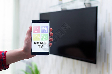 现代简洁家居使用智能手机的移动应用程序Wifi网络控制电视背景