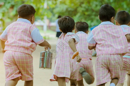 幼稚园学生吃午饭后回教室看书的背影在午图片