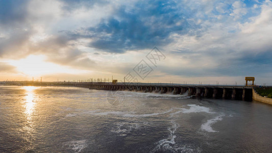强大的水流从大坝水力发电厂的百叶窗中落下背景图片