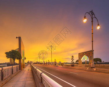 马来西亚吉隆坡Putrajaya公路和桥梁上出现戏图片