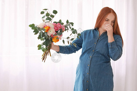 带花束的年轻怀孕妇女家图片