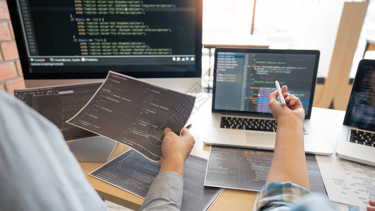 协作工软件工程师网站开发人员技术或程序员在屏幕上与空间办公室司的伙伴一起在启动ai应用程序项图片