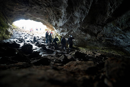 一个人在岩石洞穴中行走水流很少中景图片