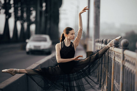 芭蕾舞女演员在汽车和道路的背景下图片