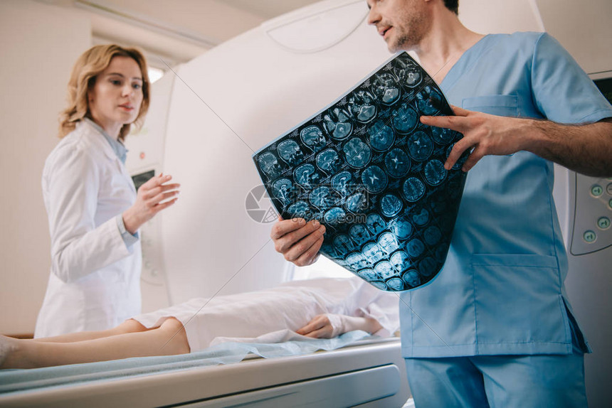 在患者诊断期间放射科医生操作ct扫描仪时医生进行断层扫描诊断图片