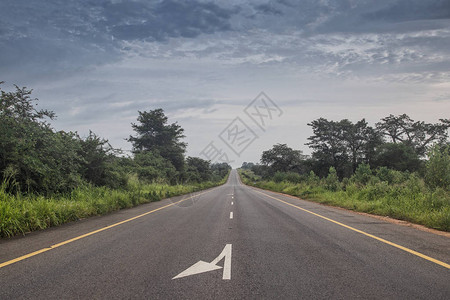 通往安哥拉北部的道路上图片