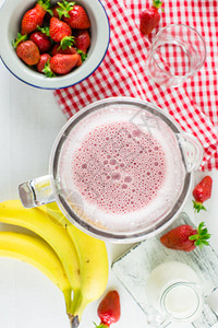 香蕉草莓和牛奶的冰图片
