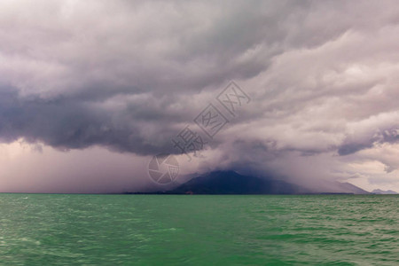 大雨遮山图片