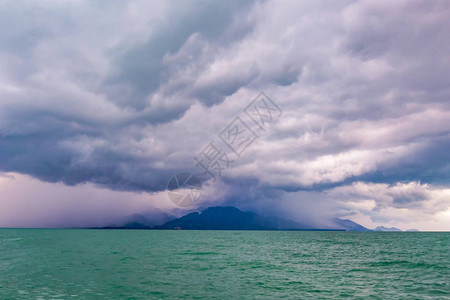 大雨遮山图片