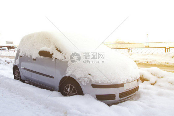 雪降后在汽车上下雪冬季城市风景和温图片