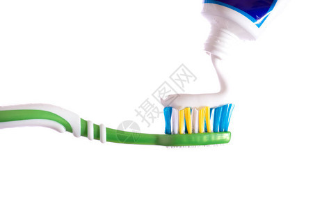 牙刷挤在牙刷膏白色背景上图片