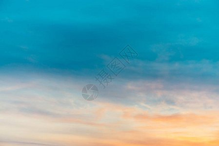 与橙黄色光云的日落天空五颜六色的平滑蓝天渐变日出的自然背景早晨的神奇天堂傍晚的气氛有些多云黎明图片