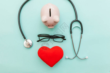 医学生设备听诊器或电话内窥镜储钱罐眼镜红色心脏隔离在时尚柔和的蓝色背景医疗保健财务检查或节省医疗图片
