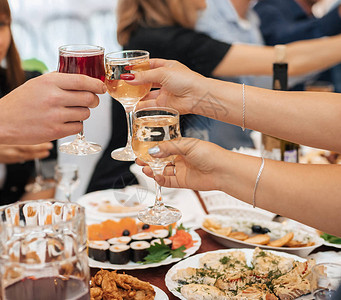 一群朋友的手碰着酒杯敬酒和祝贺在一家餐厅的一个节背景图片
