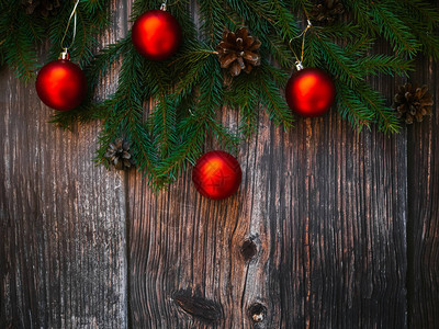 带有红色球Fir树枝和松锥的圣诞节背景冬季假日卡片图片