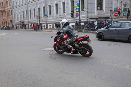 一辆红色摩托车骑着摩托车的摩托车图片