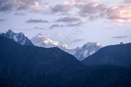 喀喇昆仑山脉白雪皑的Rakaposhi山峰上的日出从Jutial图片
