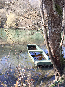 湖河上的旧划艇图片