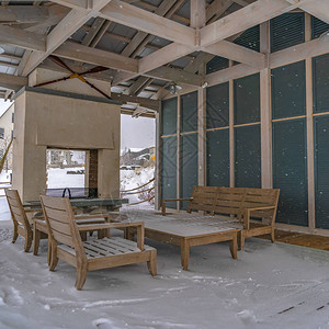 犹他州黎明时分俱乐部会所的透明广场积雪天井图片