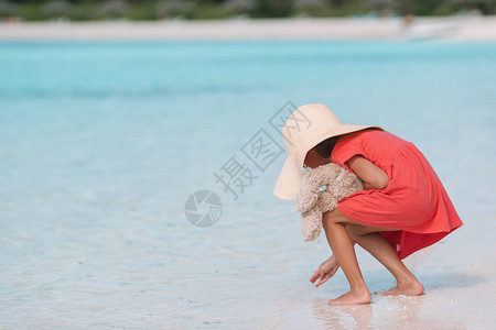 暑假在海滩上戴帽子的小孩图片