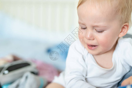 可爱的白种人金发蹒跚学步的男孩肖像在歇斯底里时在家里哭小孩子感到悲伤小演员表演悲伤情图片