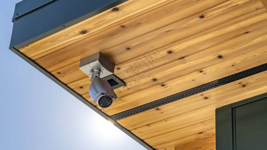 全景之家屋顶的木制下方安装了安全摄像头图片