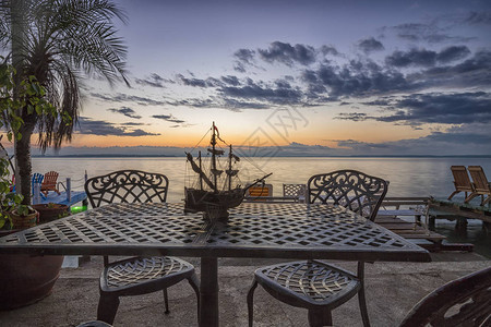 海边日出时装饰的桌椅图片