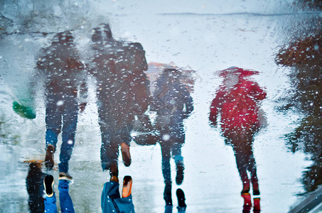 在雨雪中图片