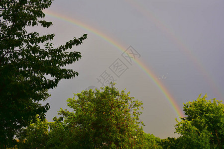 美丽的彩虹映衬着天空图片