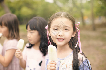 快乐的孩子们在夏天吃冰棒图片