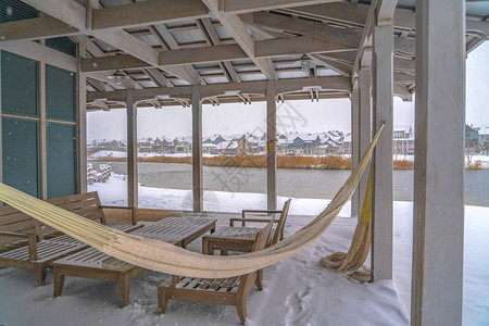 俱乐部会所在冬天俯瞰Oquirrh湖黎明时分俱乐部会所的露台图片