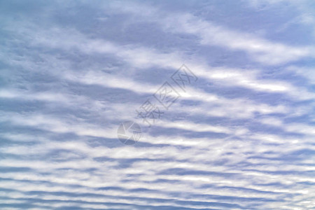 漫无边际的蓝天的散焦视图充满了白色的浮云自然风光与壮丽的天空景观和云图片