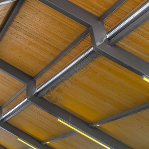 从内部观看的鹰山犹他州凉亭的透明方形屋顶图片
