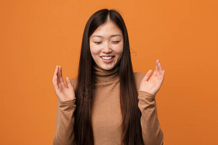 年轻漂亮的女人笑得很开心幸福的概念图片