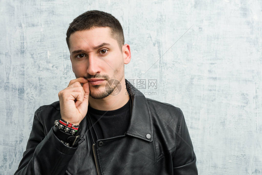 他的指尖沾满墨水与星光