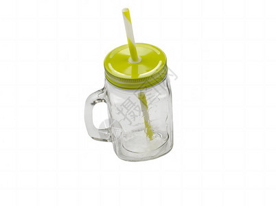 玻璃空罐子绿色的杯子把手和稻草在白图片
