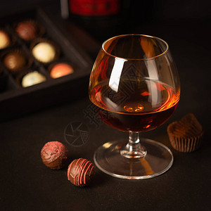一杯烈酒精饮料白兰地或白兰地和糖由比利时巧克力制成在黑暗背景图片