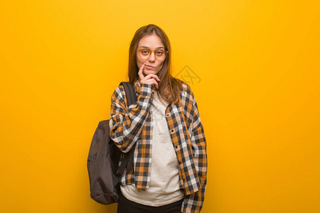 青年女学生怀疑和困惑背景图片