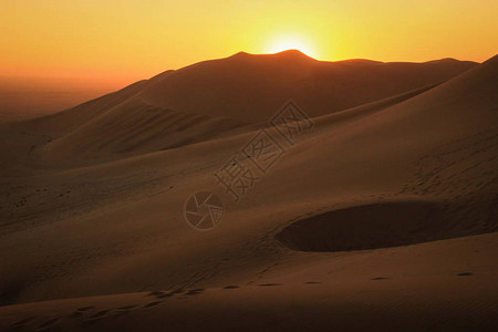 纳米比亚纳米布纳克卢夫特公园内纳米布沙漠日落时世界图片