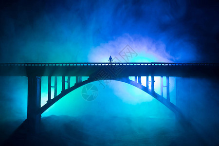 壁画装饰强力金属桥在夜幕时用雾背光环绕的轮廓站在桥图片