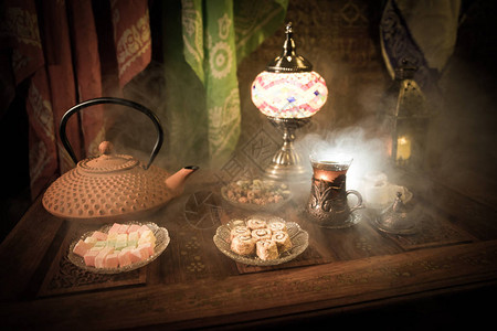 阿拉伯茶杯和东部零食图片