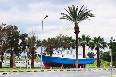 作为装饰的旧船在塞浦路斯拉纳卡市图片