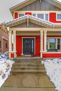 红色住宅的入口图片