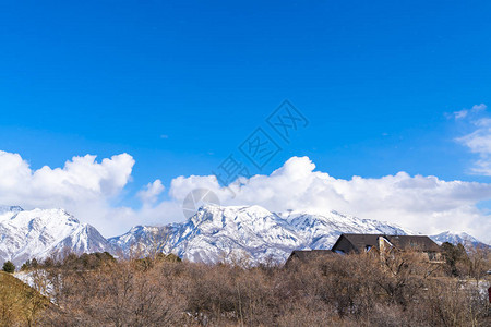 巨大的山岳上涂满雪图片