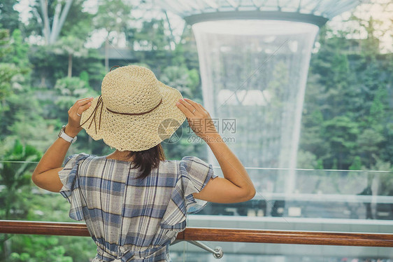 亚洲旅行者站立在朱厄尔尚吉机场寻找美丽的雨旋涡图片