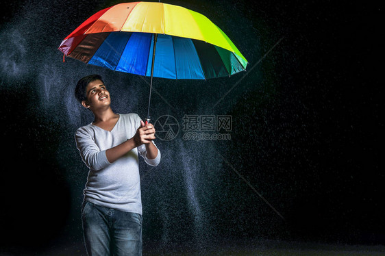 手拿雨伞的印度男孩图片