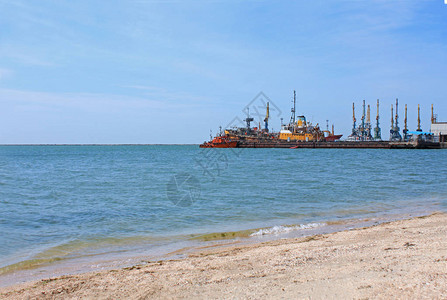 在乌克兰阿佐夫海码头的船舶海景自图片
