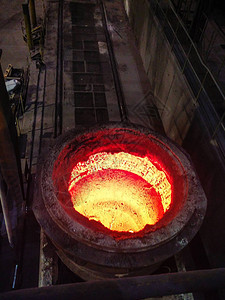 在大型铸造厂冶炼金属冶金厂的钢铁生产钢铁工图片