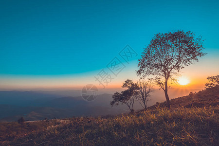 日落时的复古景观山自然背景图片