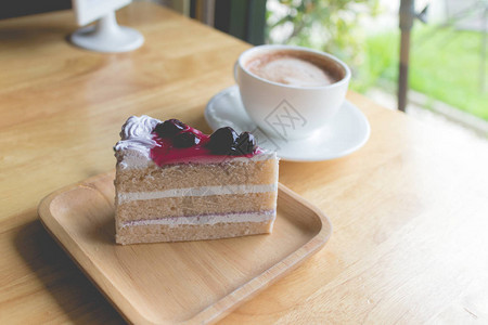 蓝莓蛋糕和热咖啡摩卡咖啡机在农村咖啡馆图片